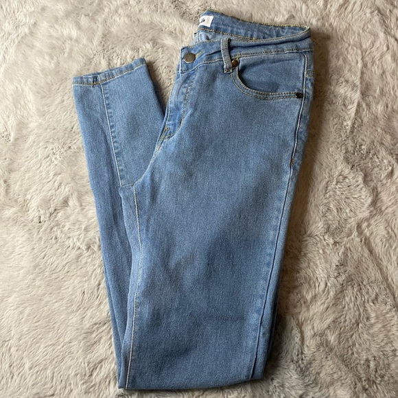 NWOT Between U2 Denim Light Blue Skinny Jeans Size 7 - Picture 1 of 5